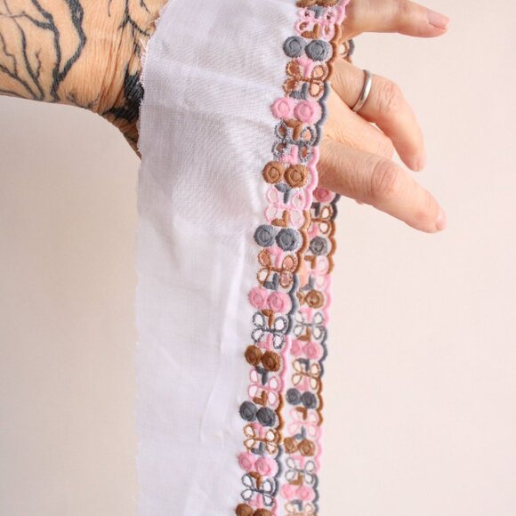 Vintage White Trim Embroidered With Flowers 3" Wide / 1 yard / Scalloped Edge - Picture 8 of 10